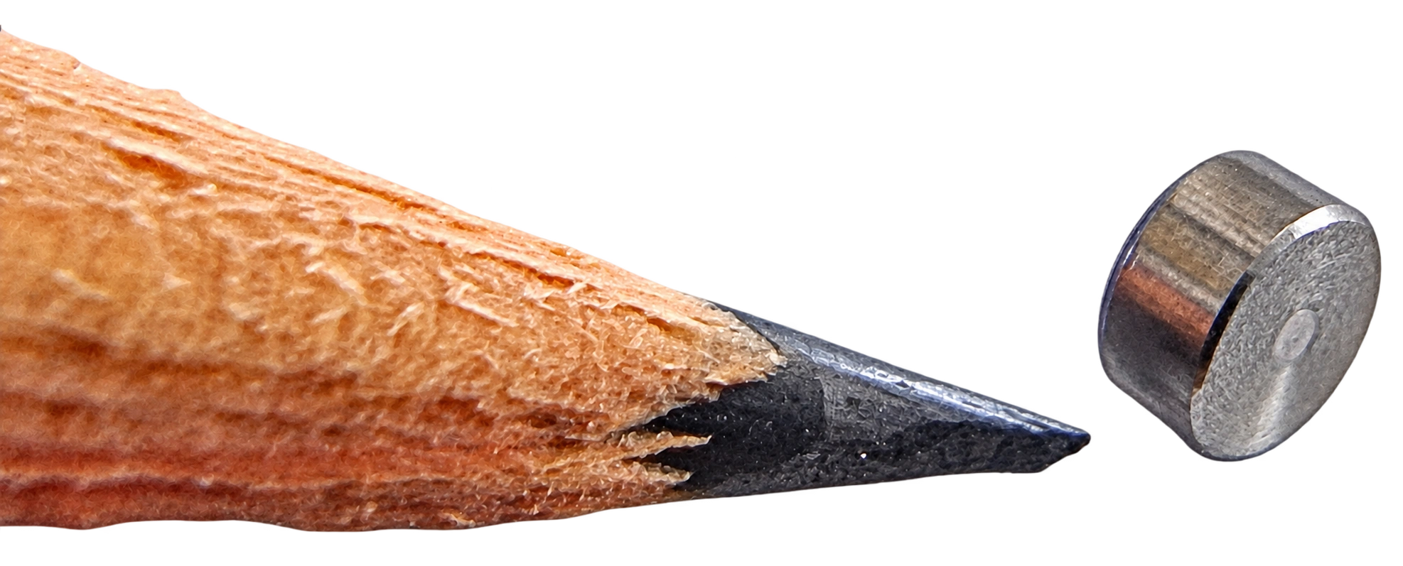 Zylinderrolle aus unserer Fertigung neben einer Bleistiftspitze als Größenvergleich